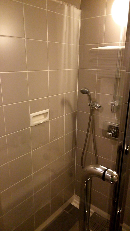 シャワーブースもついてました