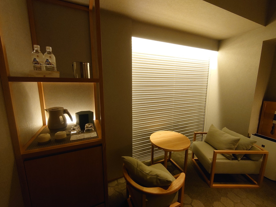 窓際のスツールと丸テーブル