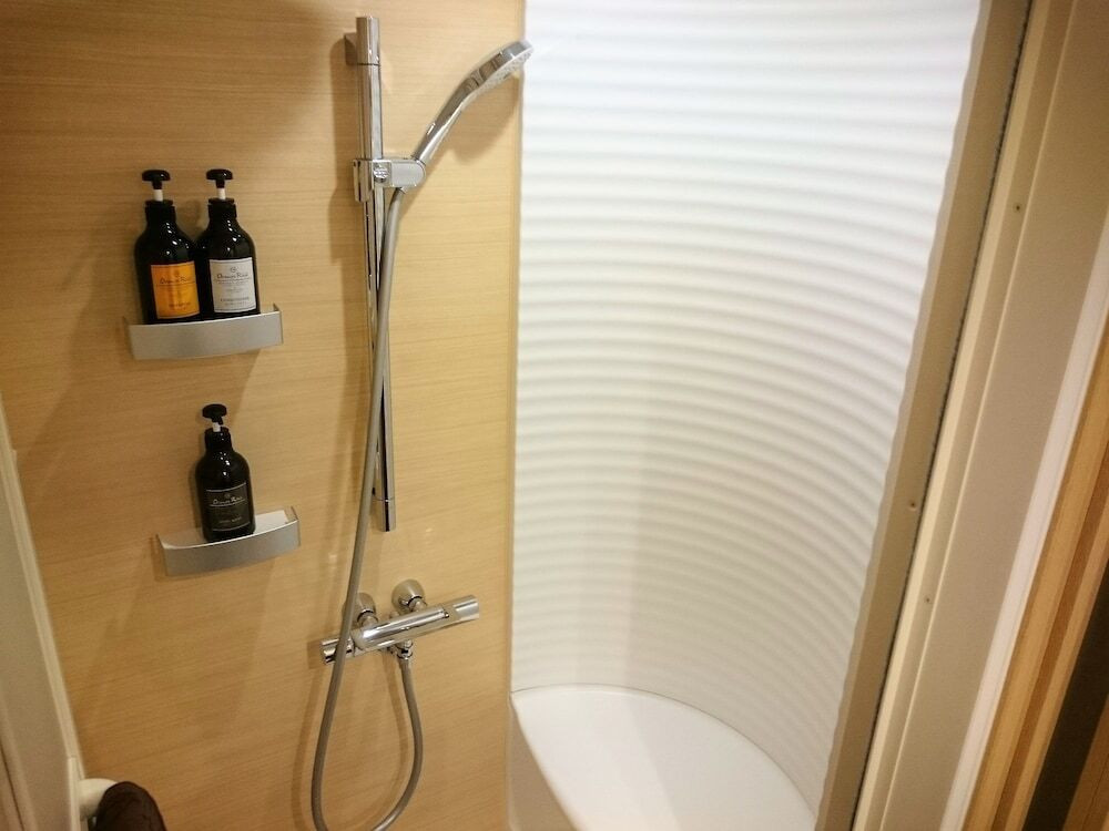 バスルームのシャワー