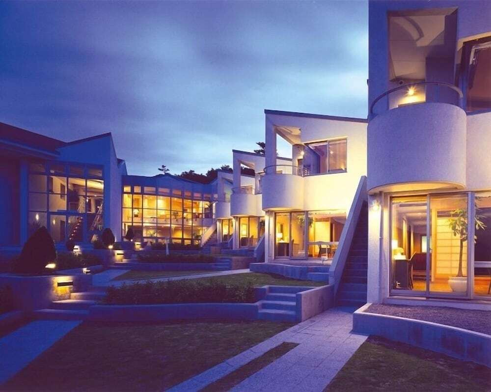 施設の正面 (日没後)