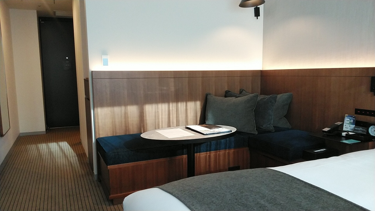 ソファーに大きめなテーブル