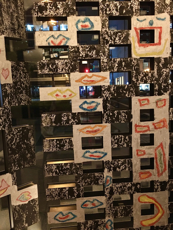 鉄板焼MYDOを彩る黒田征太郎氏の作品