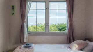 エコノミー トリプルルーム シングルベッド 3 台 パーシャルシービュー