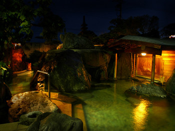 銘石や巨石が配された露天風呂は圧巻！3705530