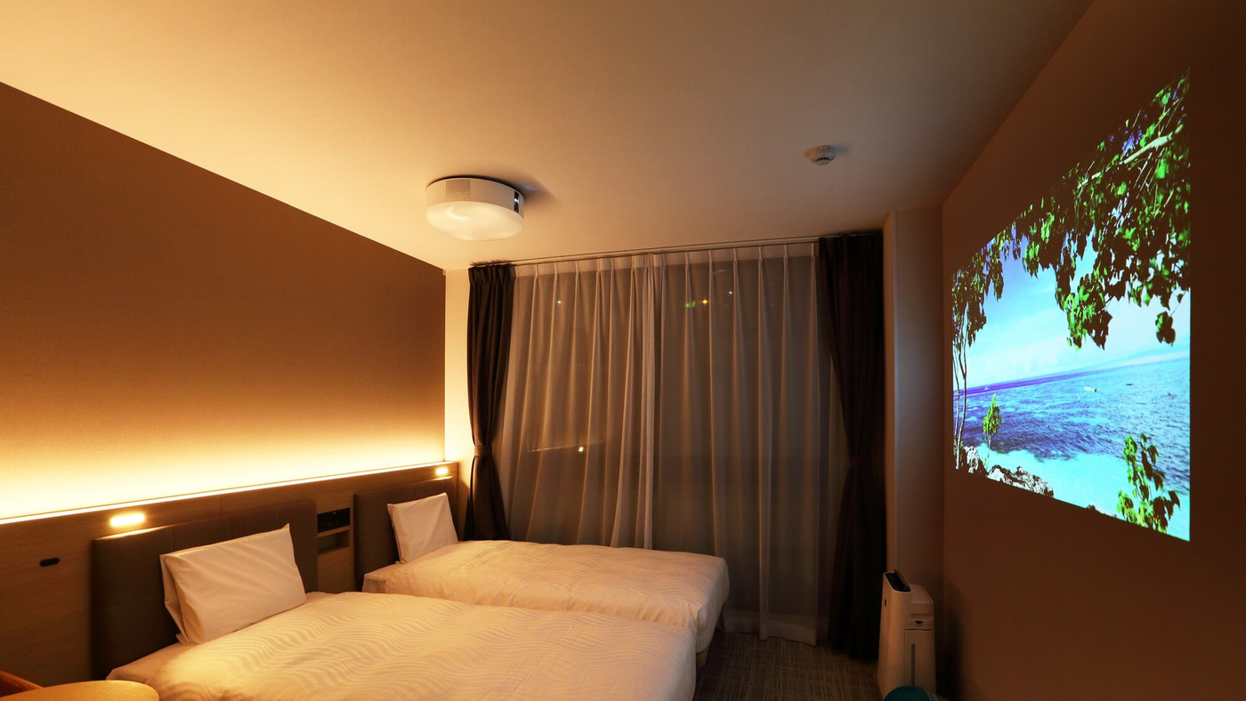 ベッドに寝転んで、2人でのびのび鑑賞会♩4112805