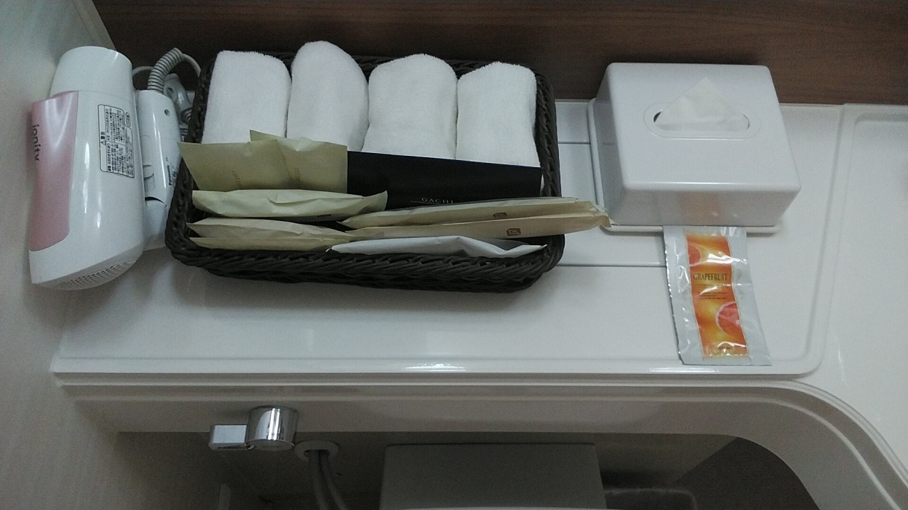 小さいハンドタオル4枚が便利です。入浴剤もあります