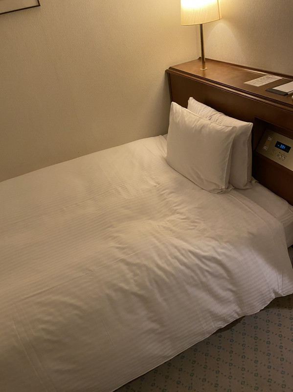 ベッドは低めです。