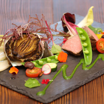 露天風呂付き客室で、源泉かけ流しの温泉と富山の幸を味わえるお宿3427482