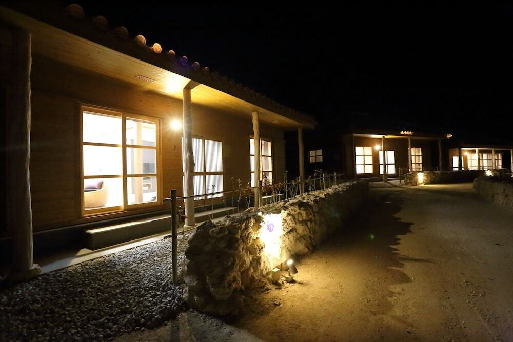 施設の正面 (日没後)