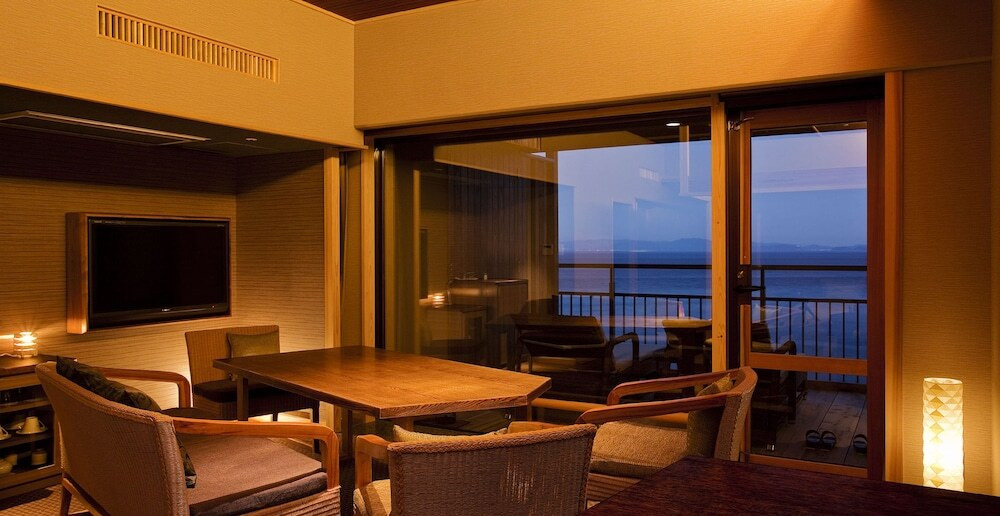 伊勢海老やとらふぐなど島の幸をお部屋で。のんびり湯めぐりも楽しい♪3929291