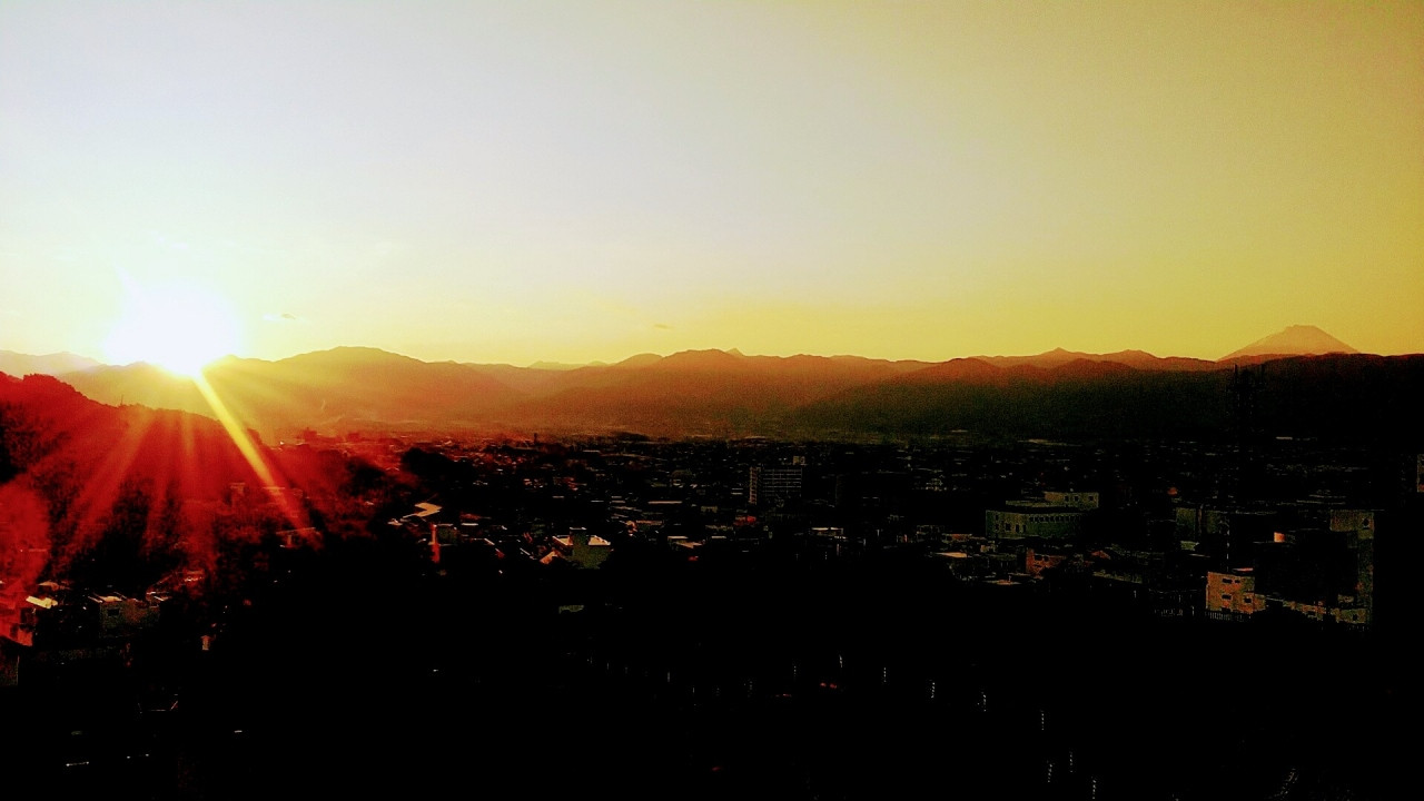 最上階のテラスからの日ノ出に富士山