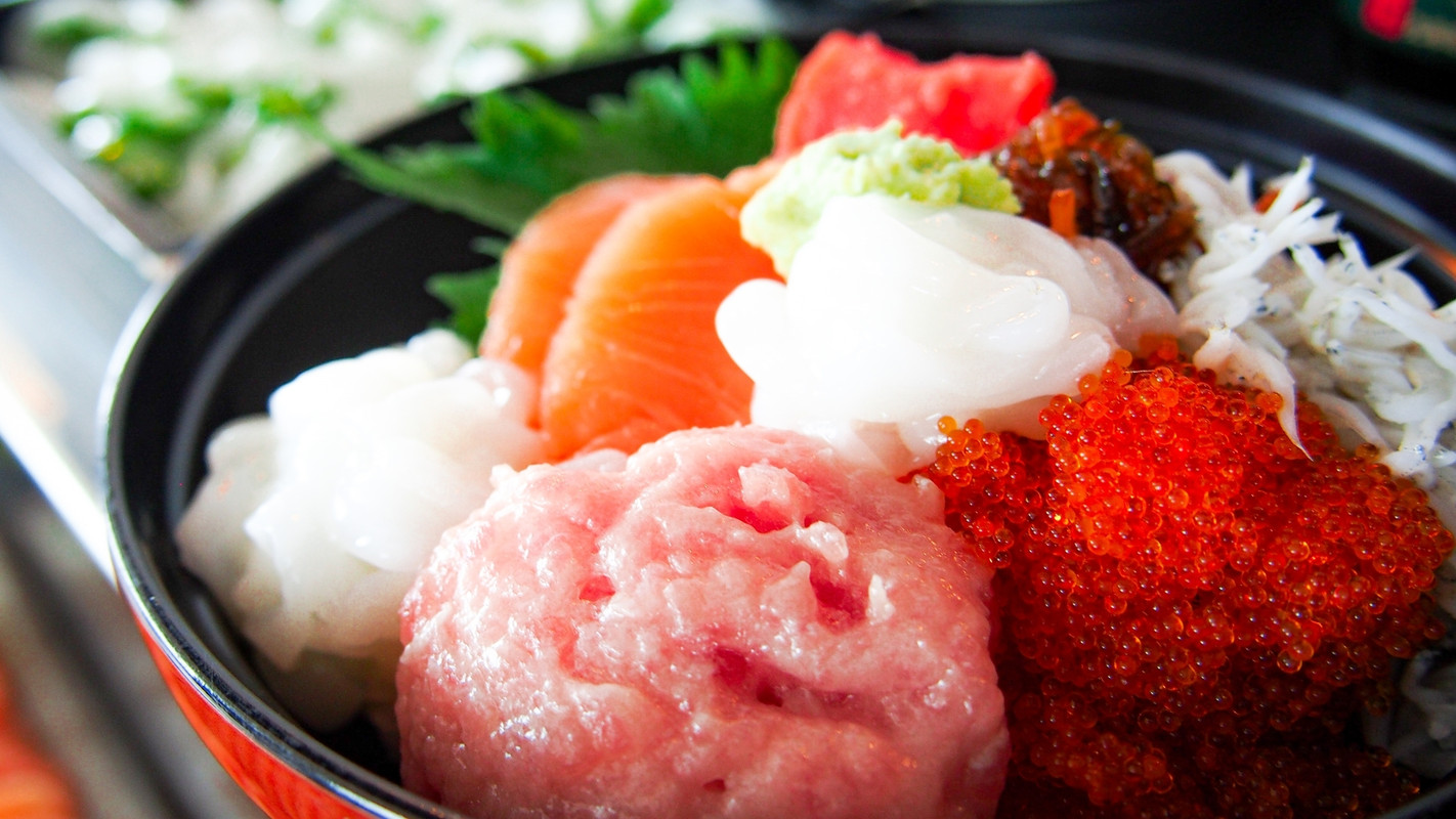 朝食ビュッフェの海鮮勝手丼