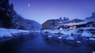 施設の正面 (日没後) / 1