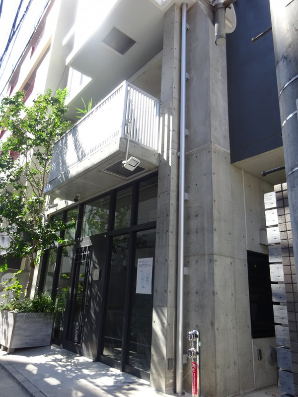 ホテルというより、１階が飲食店のマンションのような外観。