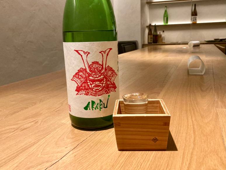 日本酒バーで
全国の銘酒を堪能 / 1