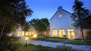 施設の正面 (日没後) / 2