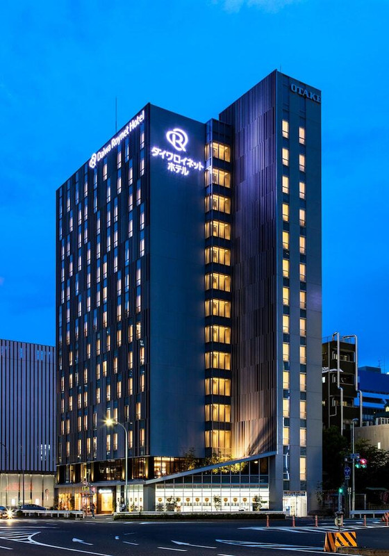 施設の正面 (日没後)