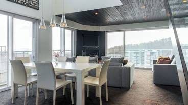 客室内のダイニングエリア / 31