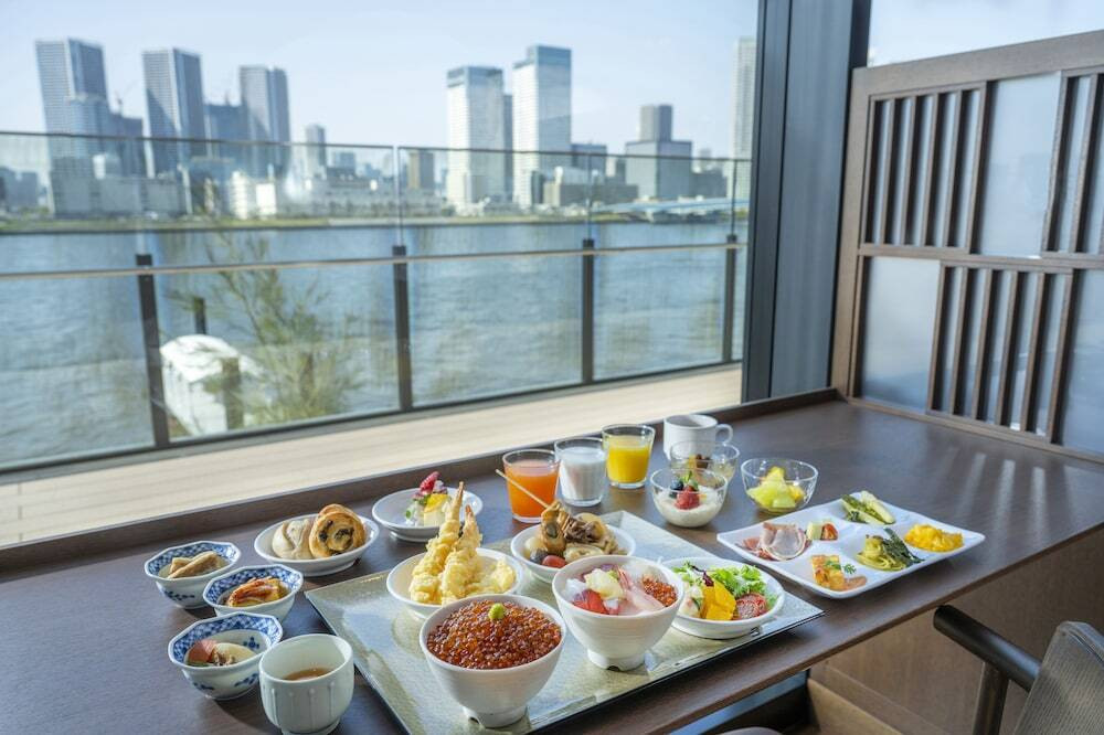 景色を眺めながら優雅な朝食を