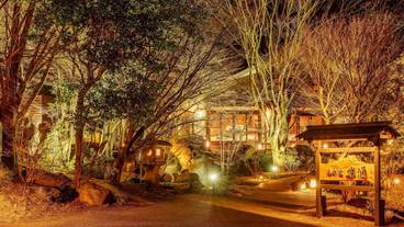 施設の正面 (日没後) / 2