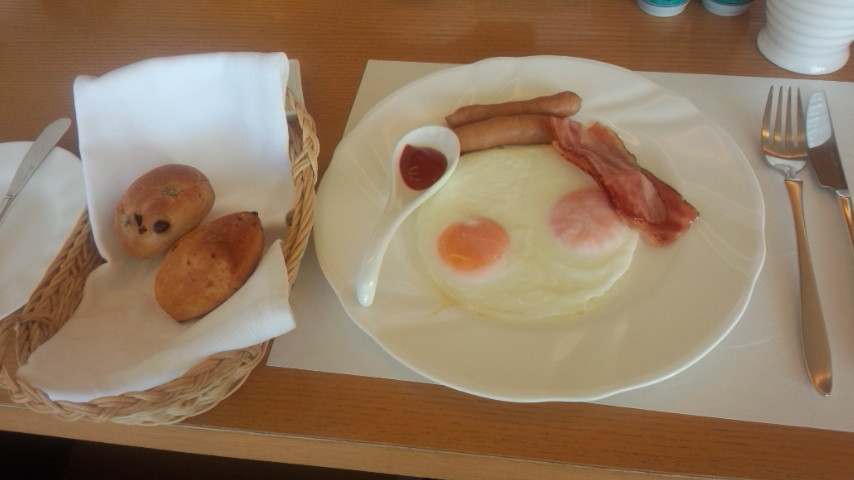 玉子料理は、目玉、オムレツ、スクランブルから選べます。