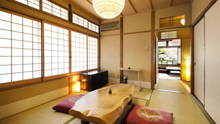 ファミリー 4 人部屋 ベッド (複数台) 共用バスルーム マウンテンビュー