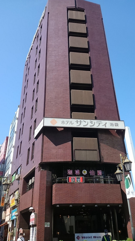 池袋駅西口の目の前にそびえ立っています。