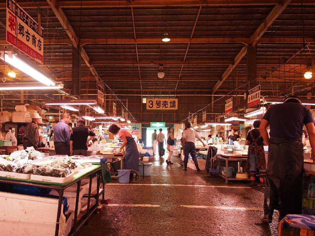 日本有数の「マグロ水揚げ漁港」にある市場1884253
