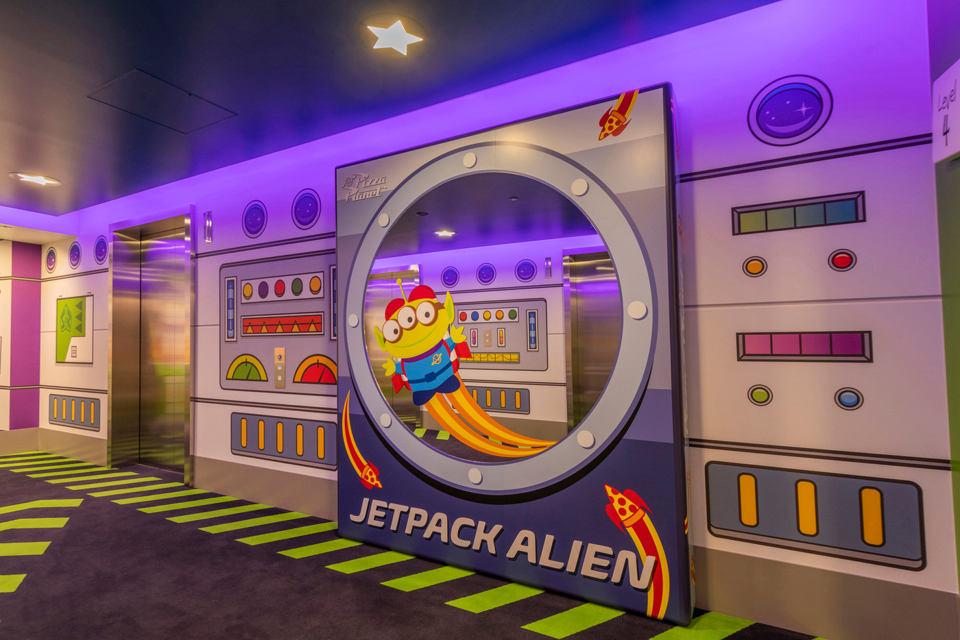 お祝いの記念に「ギフト・プラネット」限定グッズをオソロで購入♡4068898