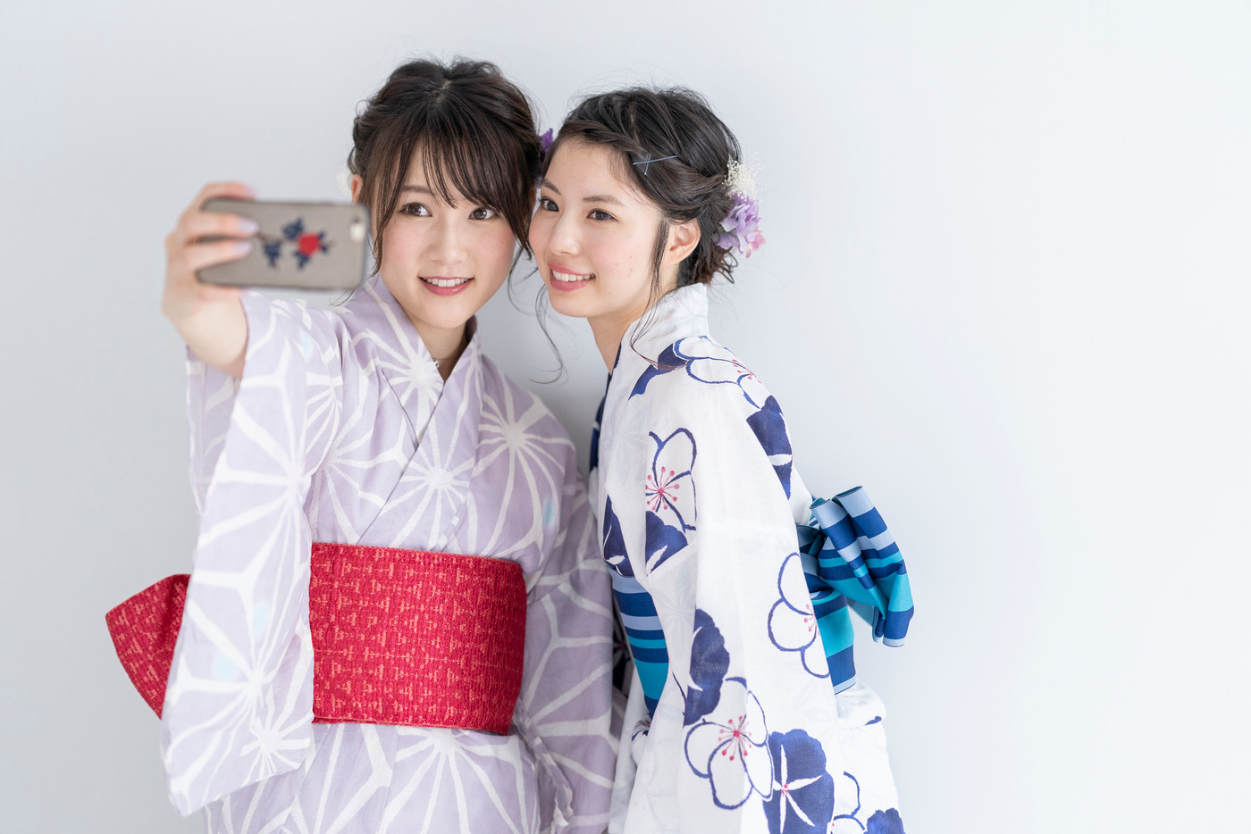スマートフォンを使う浴衣の女性