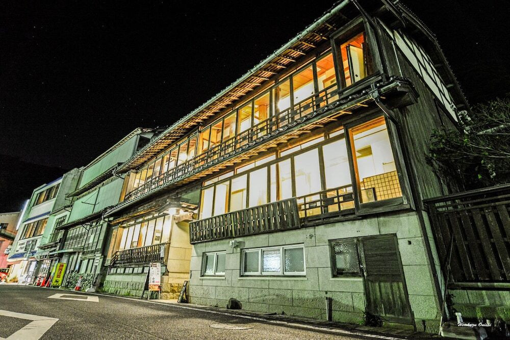 施設の正面 (日没後)