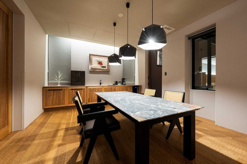 客室内のダイニングエリア