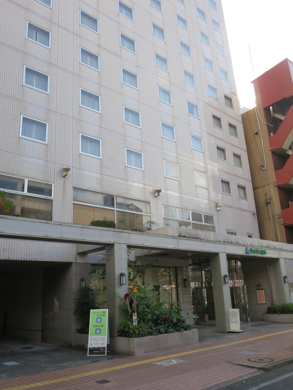 ホテル玄関。左手が立体駐車場入口。