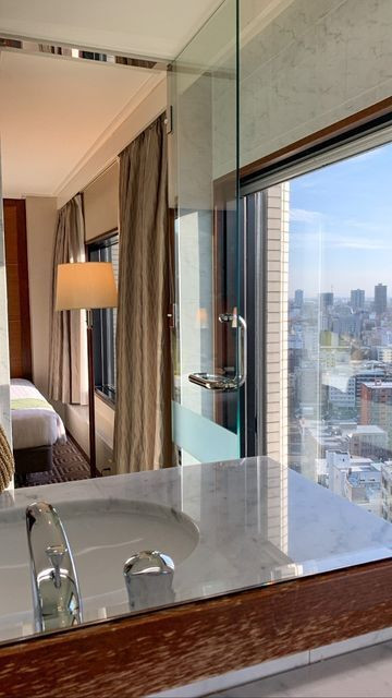 「プレミアツイン」のバスルーム一例。山側客室では札幌市街の夜景や。藻岩山などの風景を楽しめる。 / 1