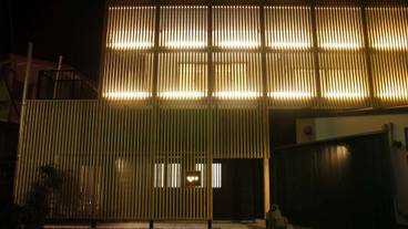 施設の正面 (日没後) / 2