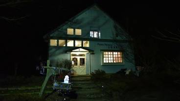 施設の正面 (日没後) / 2