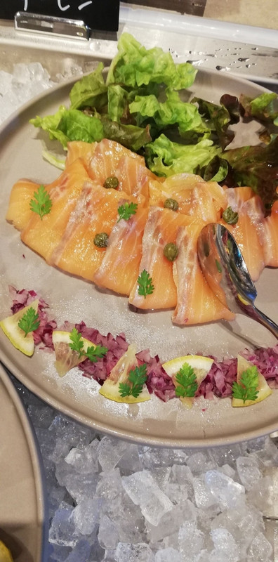 クラブラウンジのカクテルタイムのサーモン