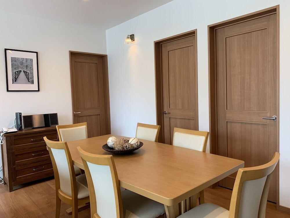 客室内のダイニングエリア