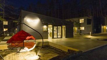 施設の正面 (日没後) / 12