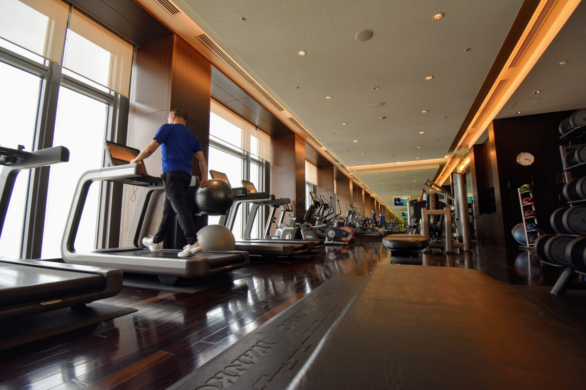 ジムは東京のスカイラインを眺めながらウォーキング