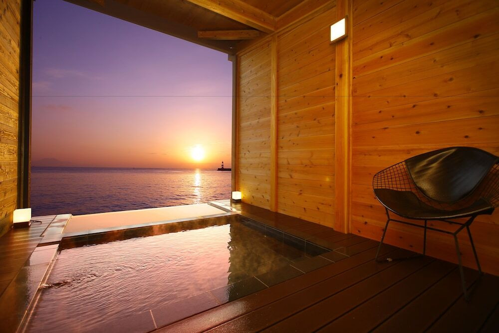 プールやキッズコーナーで楽しんだ後は、絶景貸切風呂で家族でゆっくり4069911