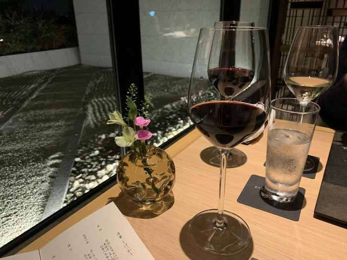 日本料理「時宜」では、松葉蟹やマツタケなど限定食材を堪能するコースも用意。種類豊富なお酒とともに楽しんで。