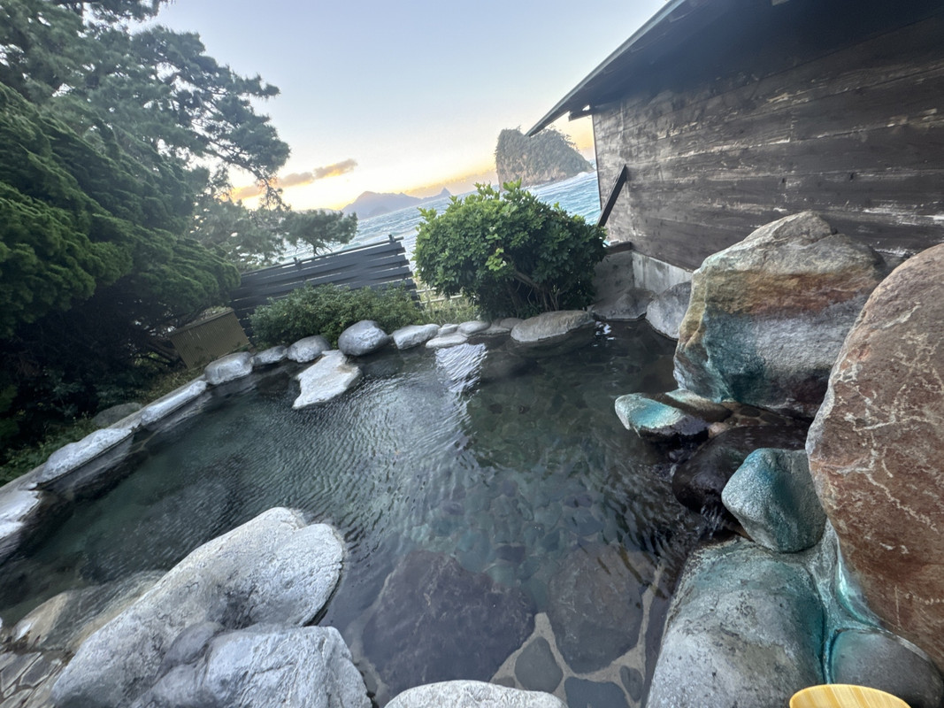 期待した露天風呂は浸かると海は見えず。消毒臭も残念でした。