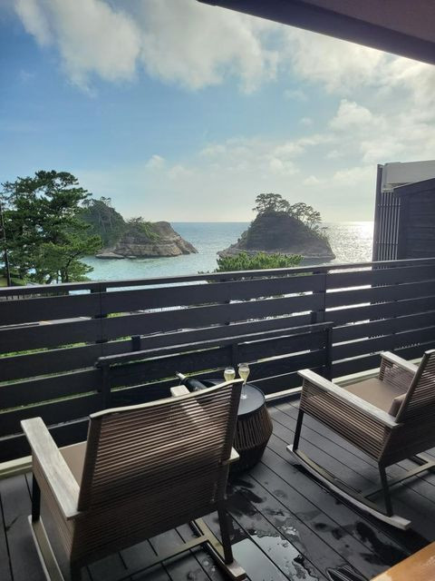 湯上りはバスローブを羽織り、テラスのデッキチェアでのんびり。目の前に広がる堂ヶ島の絶景を、心ゆくまで堪能できる。あたり一面が茜色に染まるサンセットタイムも素敵 / 2