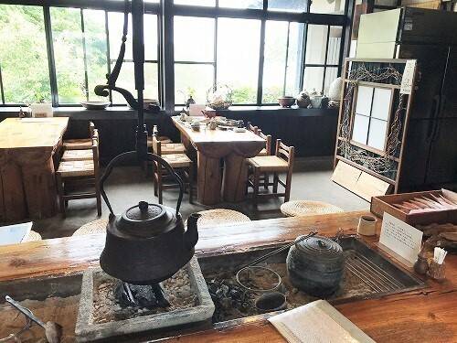 レトロで心地いい
「蕎麦処 誇宇邪」へ / 1