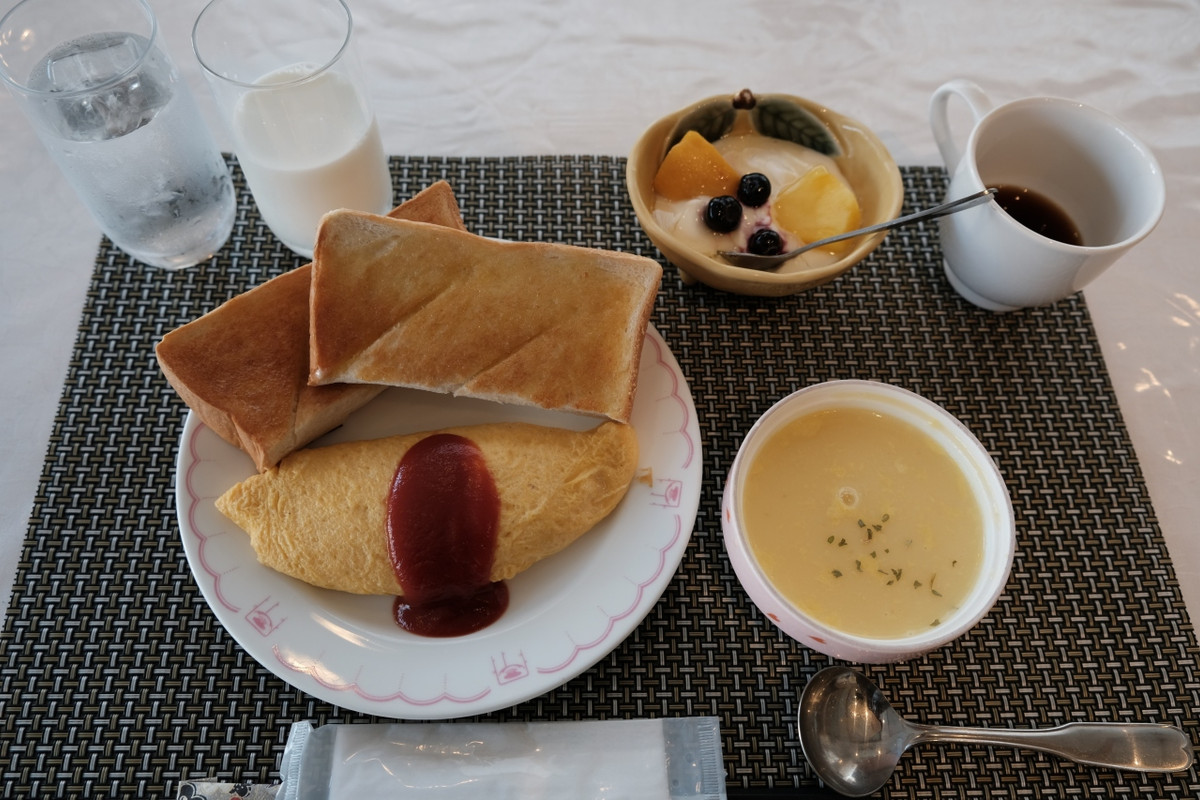 着席後にオムレツとトーストを焼いて頂けます