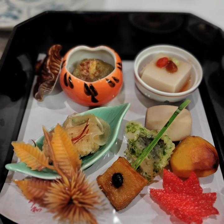 大人向けの「和み御膳コース」一例。旬の食材を取り入れた様々なお料理が並び、お酒も進みそう / 3