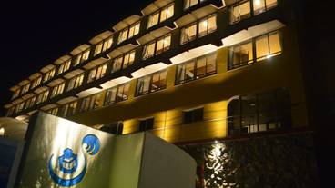 施設の正面 (日没後) / 1