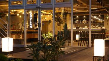 施設の正面 (日没後) / 3