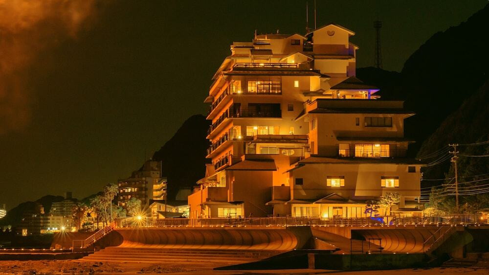 夜の外観